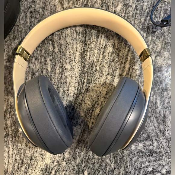 Studio3 Wireless Over-Ear Headphones - Gray and Gold - Picture 4 of 10